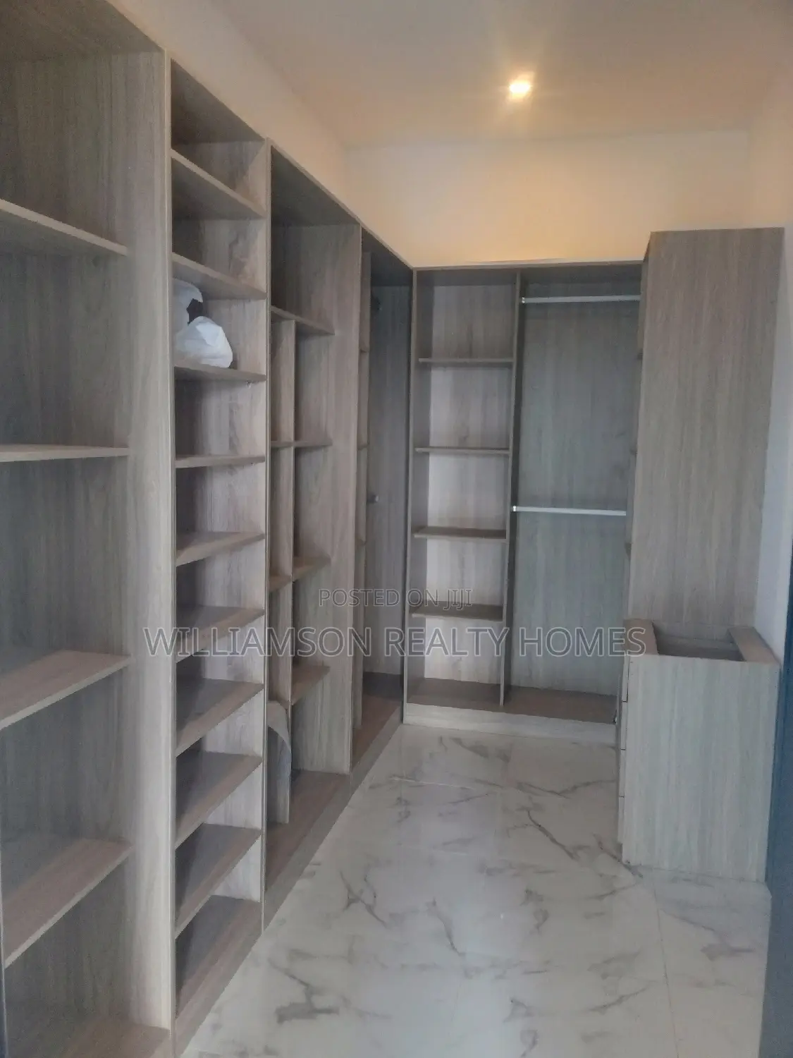 5bdrm Mansion in Community 20, Spintex for Sale