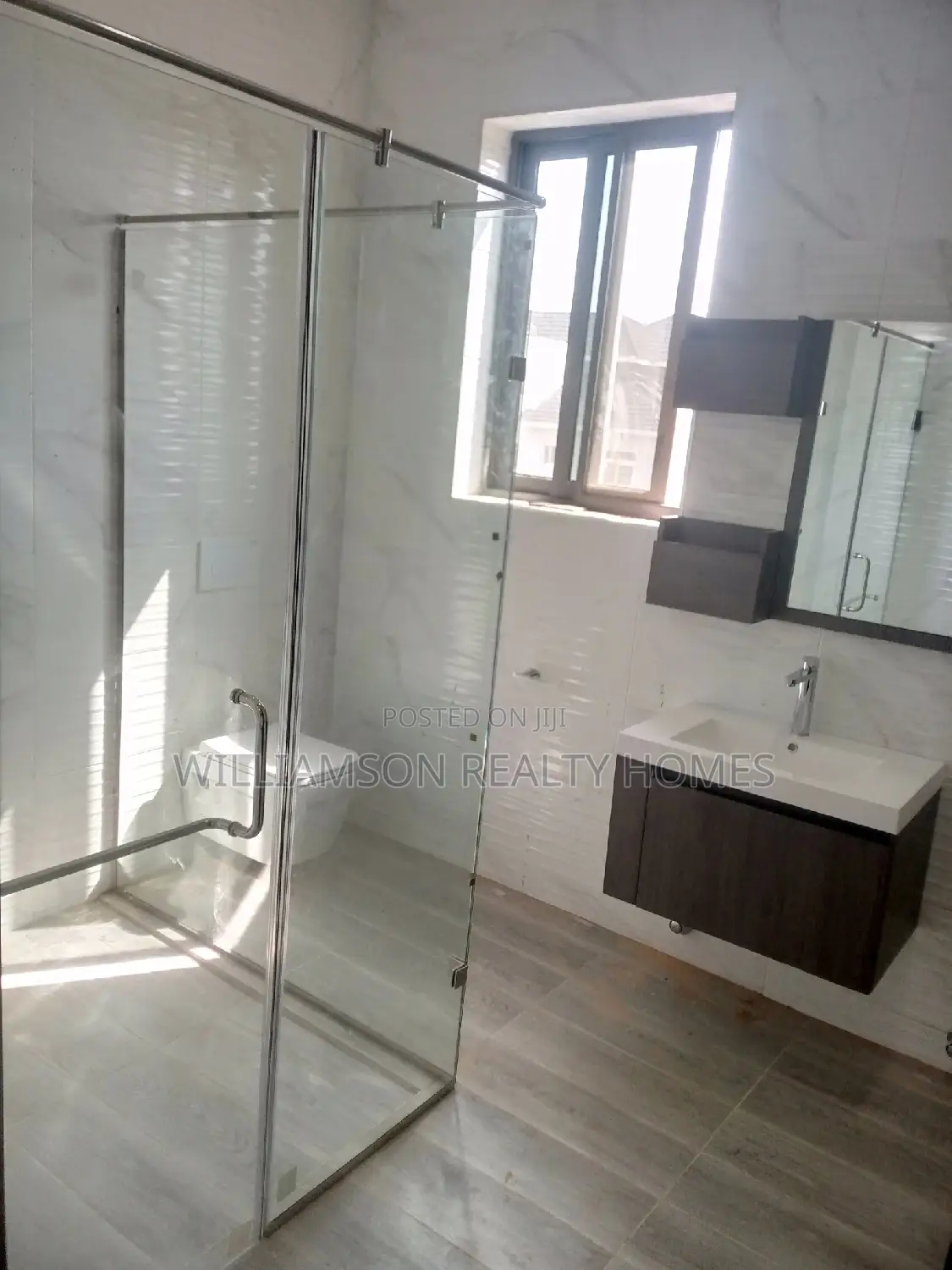5bdrm Mansion in Community 20, Spintex for Sale