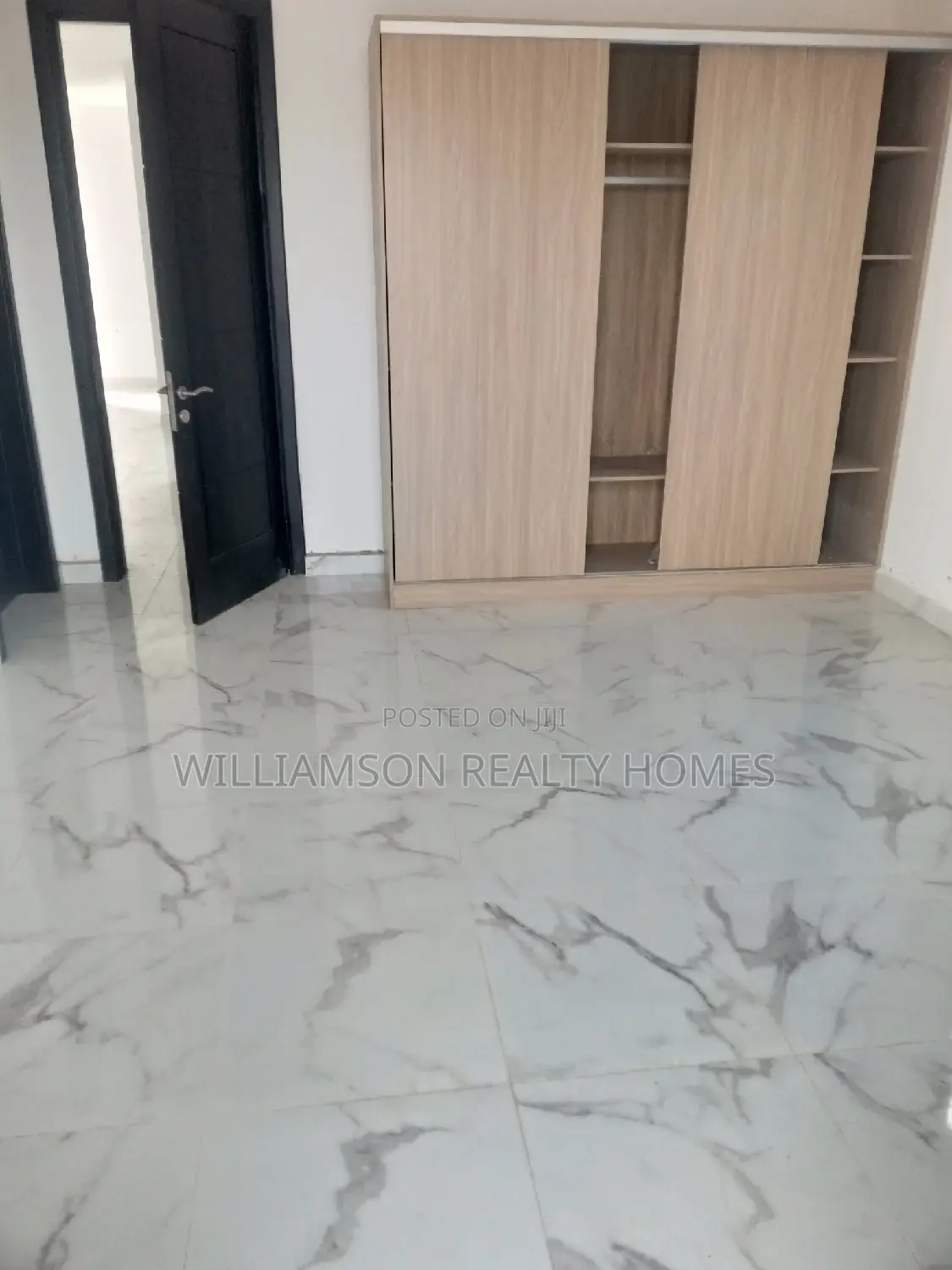 5bdrm Mansion in Community 20, Spintex for Sale