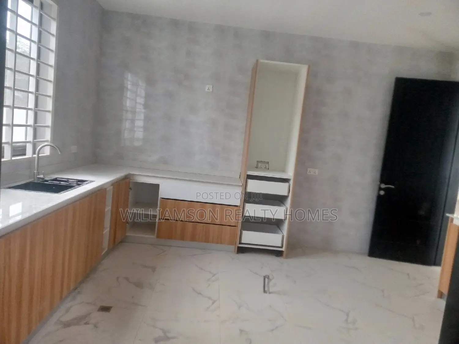 5bdrm Mansion in Community 20, Spintex for Sale