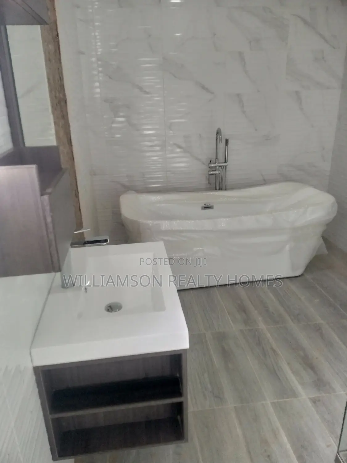 5bdrm Mansion in Community 20, Spintex for Sale
