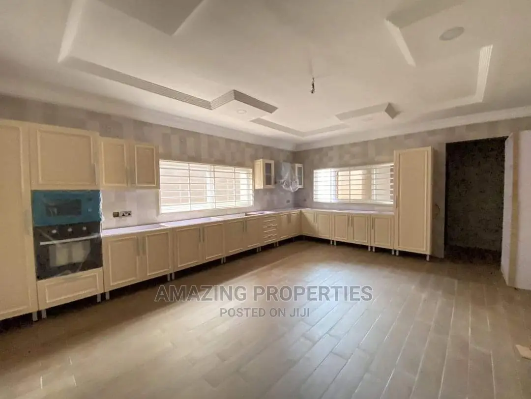 5bdrm House in Airport Residential Area for Sale