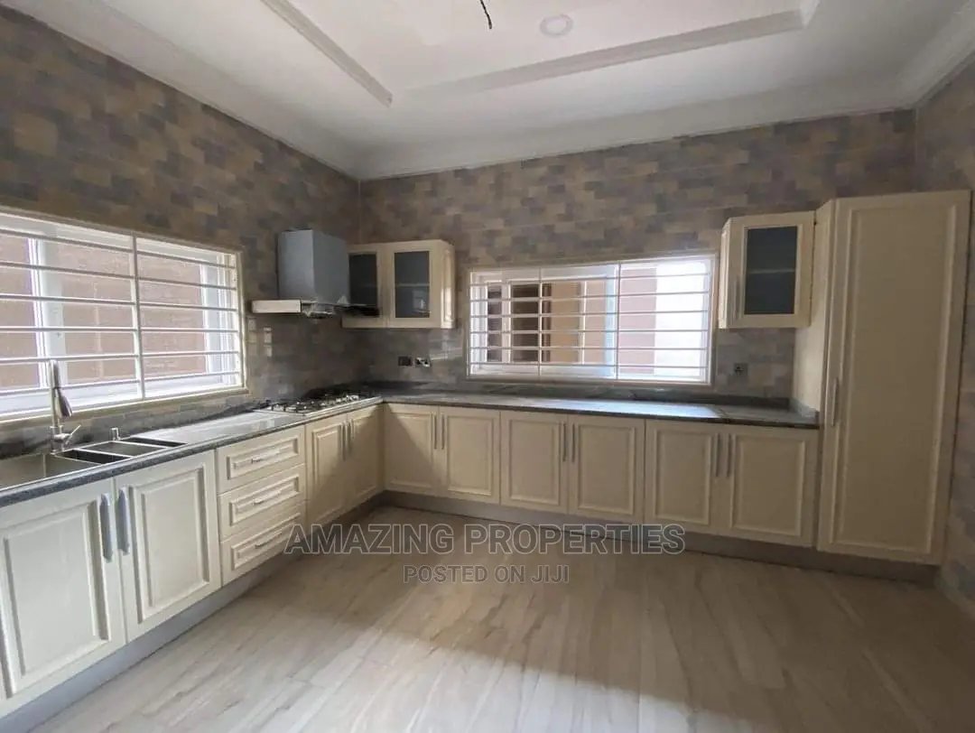 5bdrm House in Airport Residential Area for Sale