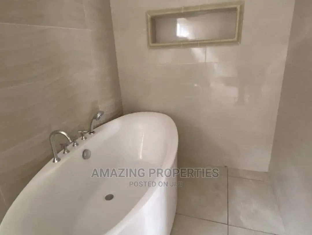 5bdrm House in Airport Residential Area for Sale