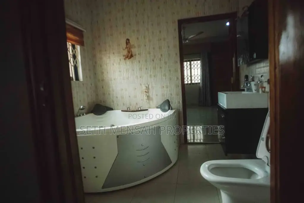 4bdrm House in 4 Bedroom House For, Abelemkpe for Sale
