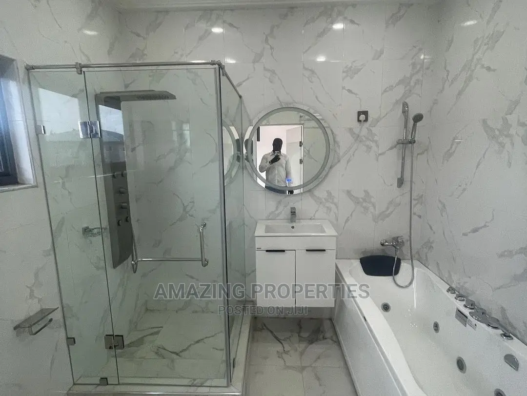 5bdrm House in East Legon for Sale