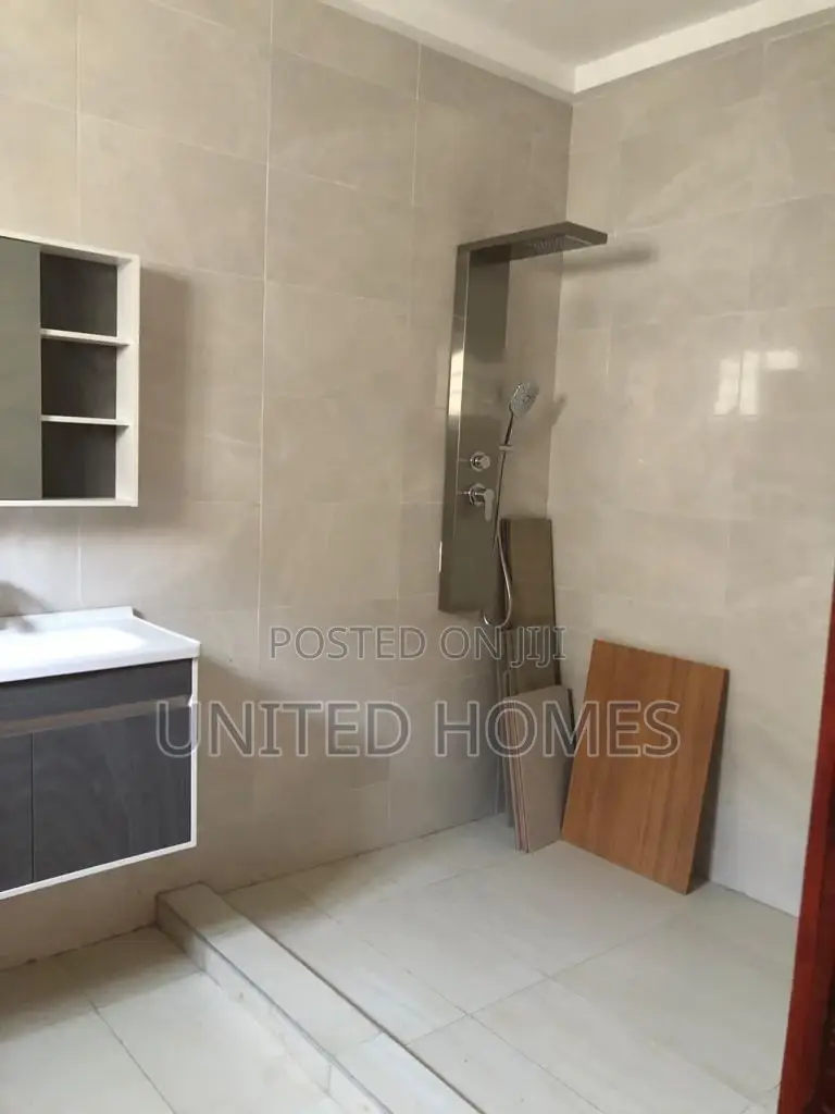 4bdrm House in Achimota for Sale