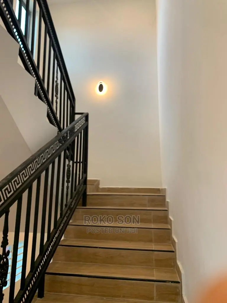 4bdrm Duplex in Dr Roko, Ashomang Estate for Sale