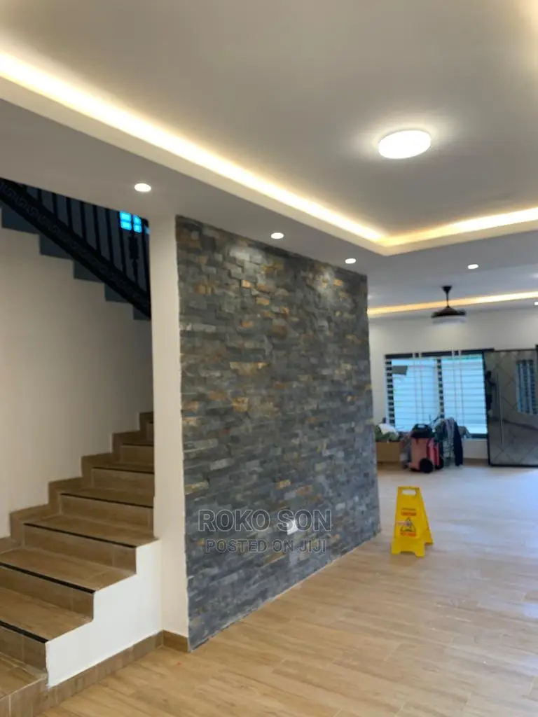 4bdrm Duplex in Dr Roko, Ashomang Estate for Sale