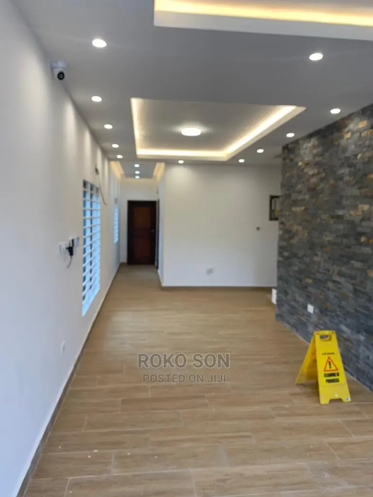 4bdrm Duplex in Dr Roko, Ashomang Estate for Sale