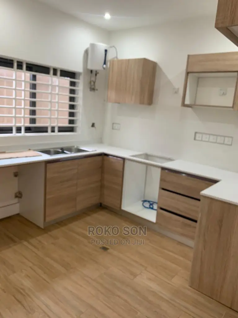4bdrm Duplex in Dr Roko, Ashomang Estate for Sale