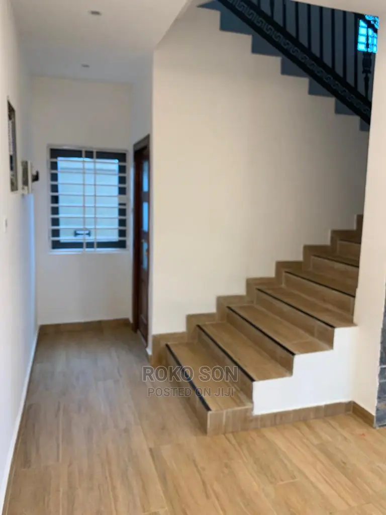 4bdrm Duplex in Dr Roko, Ashomang Estate for Sale
