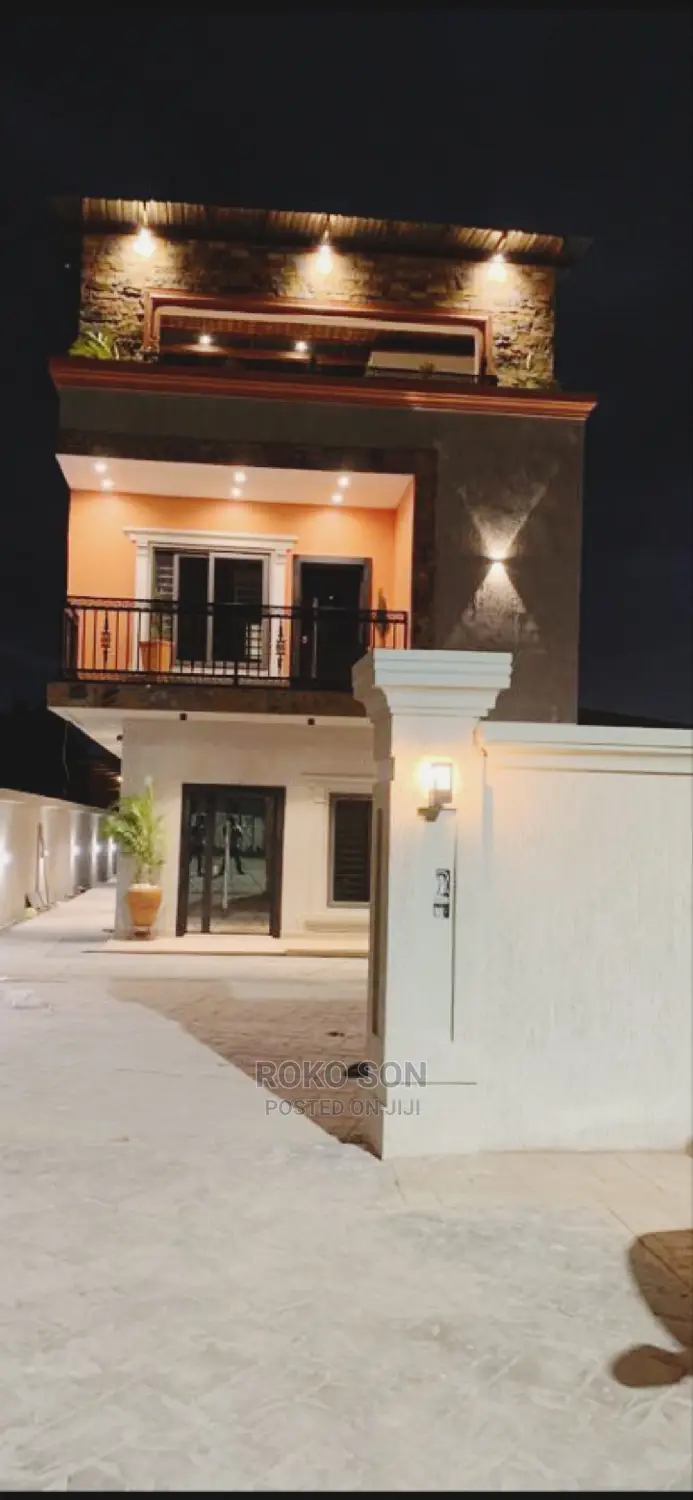 4bdrm Duplex in Dr Roko, Ashomang Estate for Sale