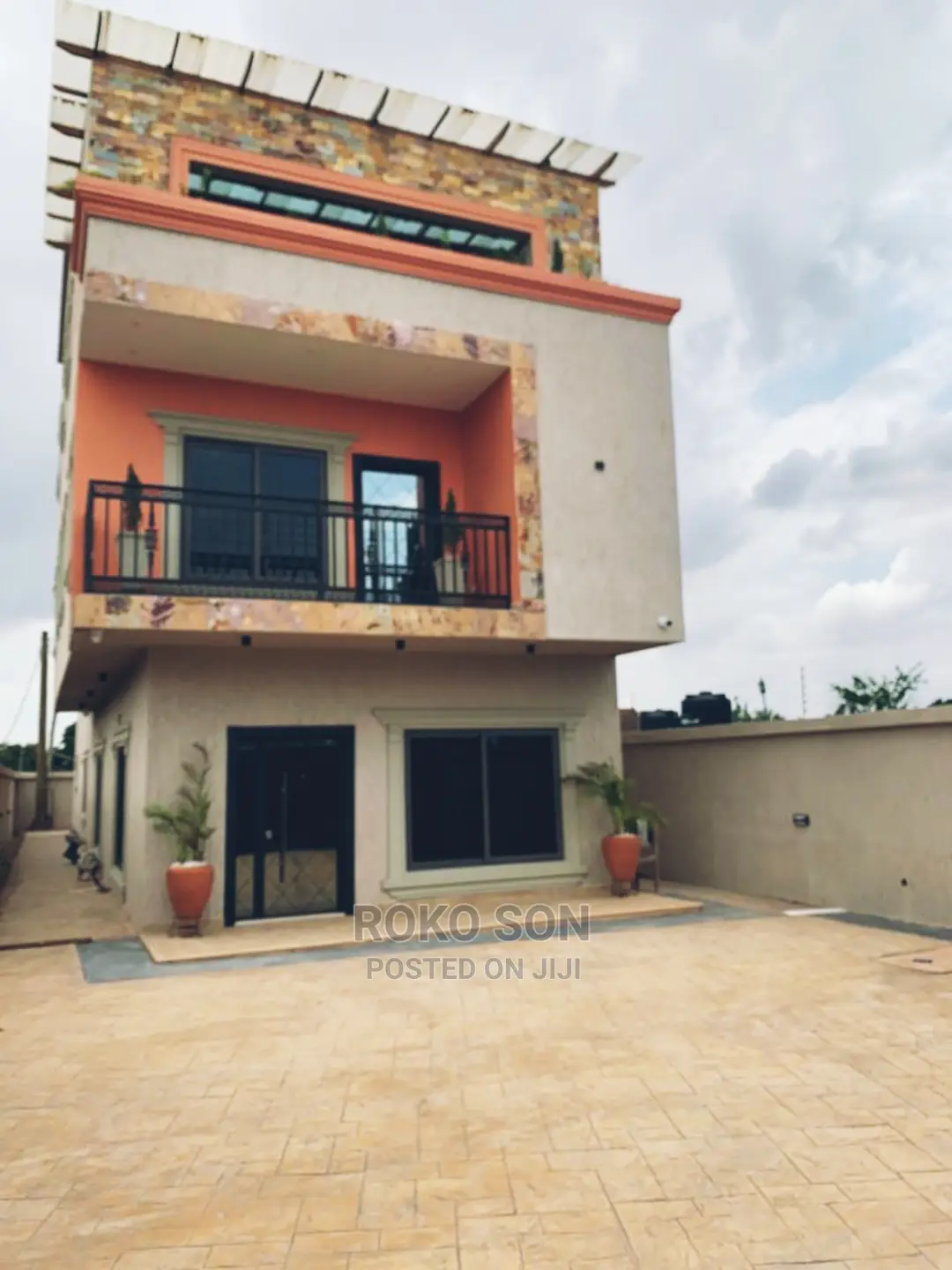 4bdrm Duplex in Dr Roko, Ashomang Estate for Sale