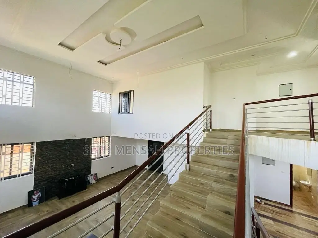5bdrm House in 5 Bedroom House For, Oyarifa for Sale