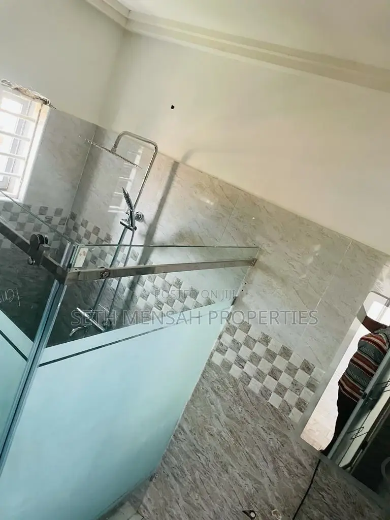 5bdrm House in 5 Bedroom House For, Oyarifa for Sale