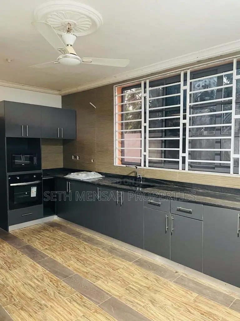 5bdrm House in 5 Bedroom House For, Oyarifa for Sale