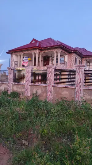 8bdrm House in E a Propertis, Agona East for Sale