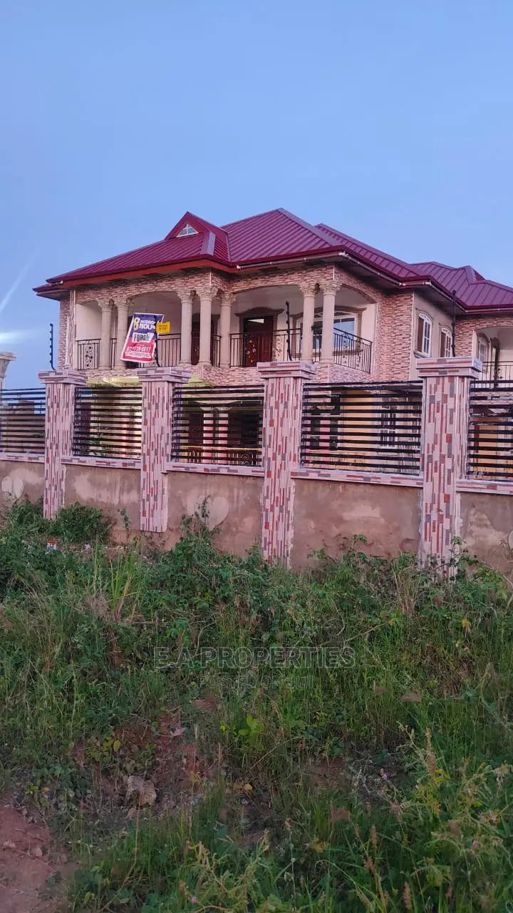 8bdrm House in E a Propertis, Agona East for Sale