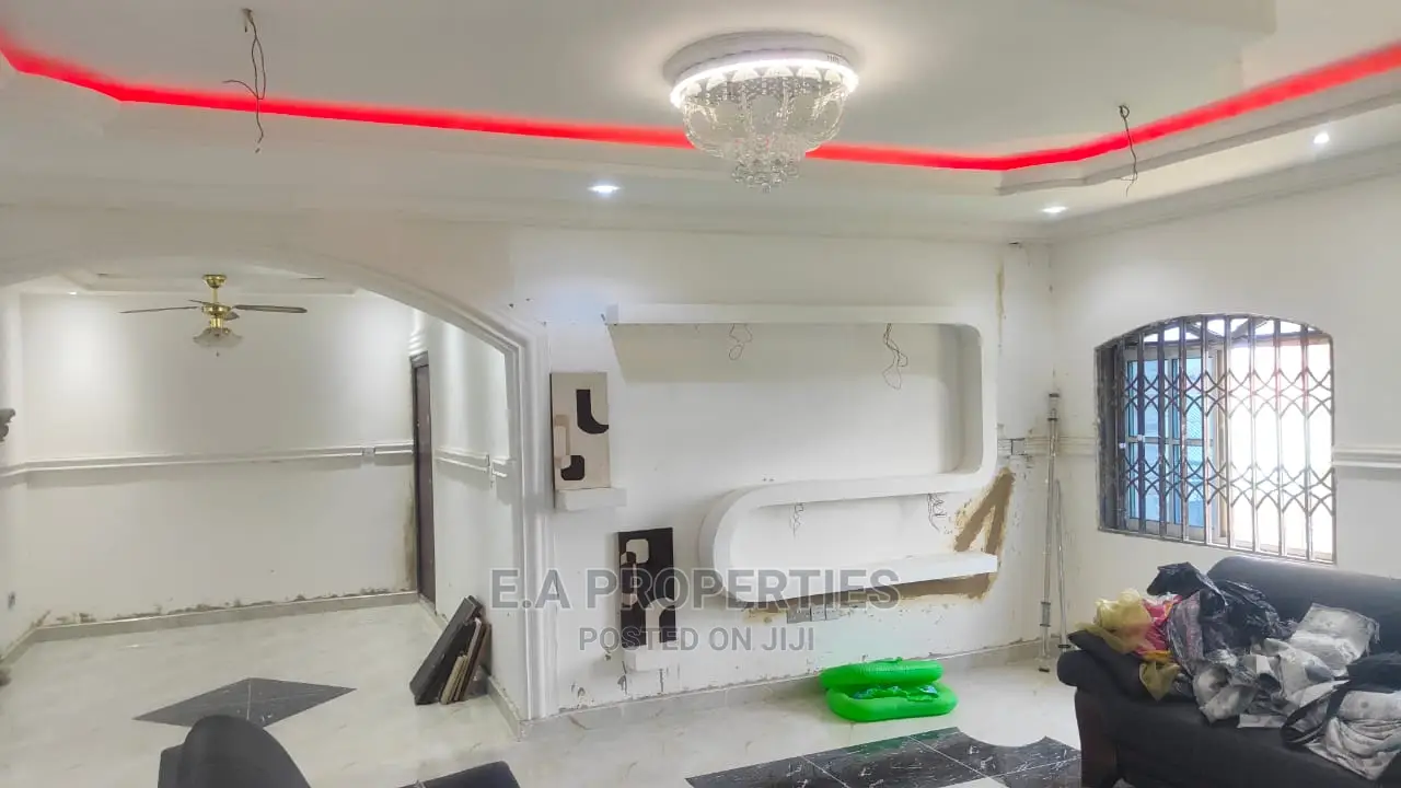 8bdrm House in E a Propertis, Agona East for Sale