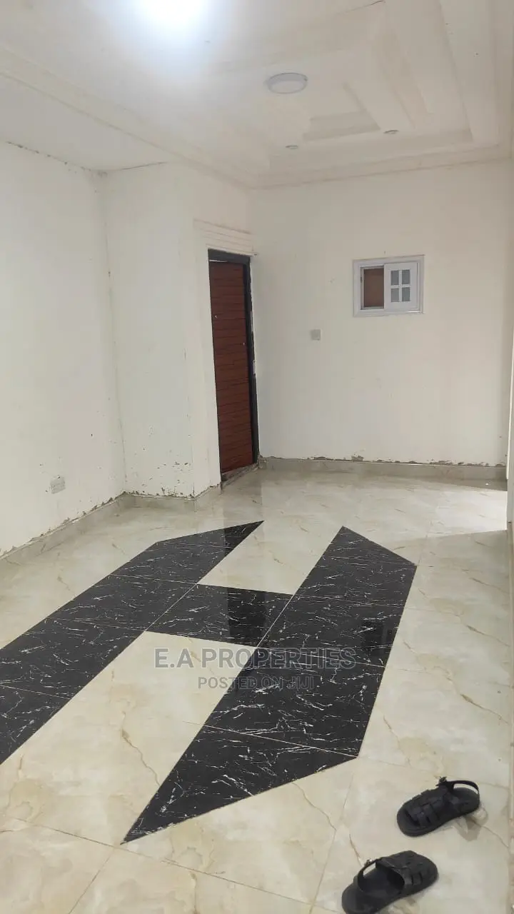 8bdrm House in E a Propertis, Agona East for Sale