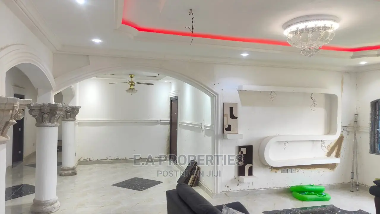 8bdrm House in E a Propertis, Agona East for Sale