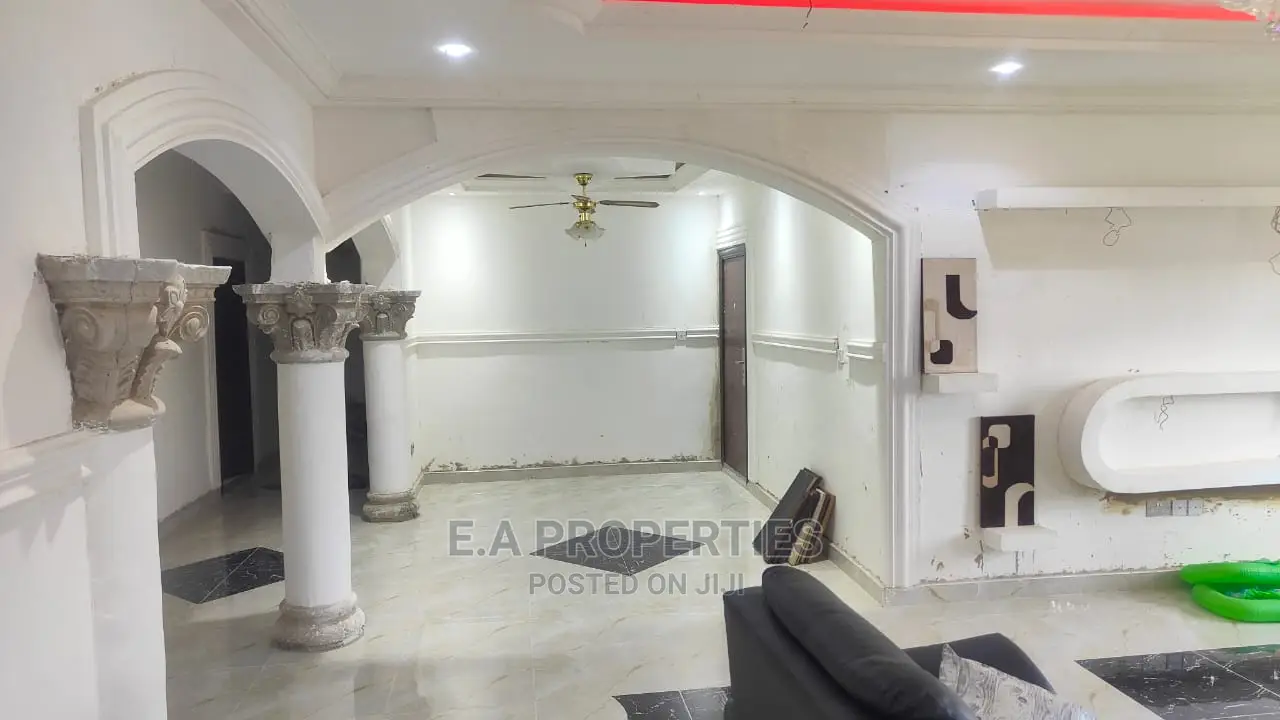 8bdrm House in E a Propertis, Agona East for Sale