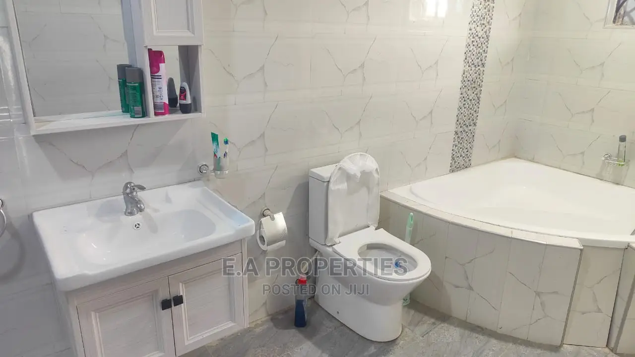 8bdrm House in E a Propertis, Agona East for Sale
