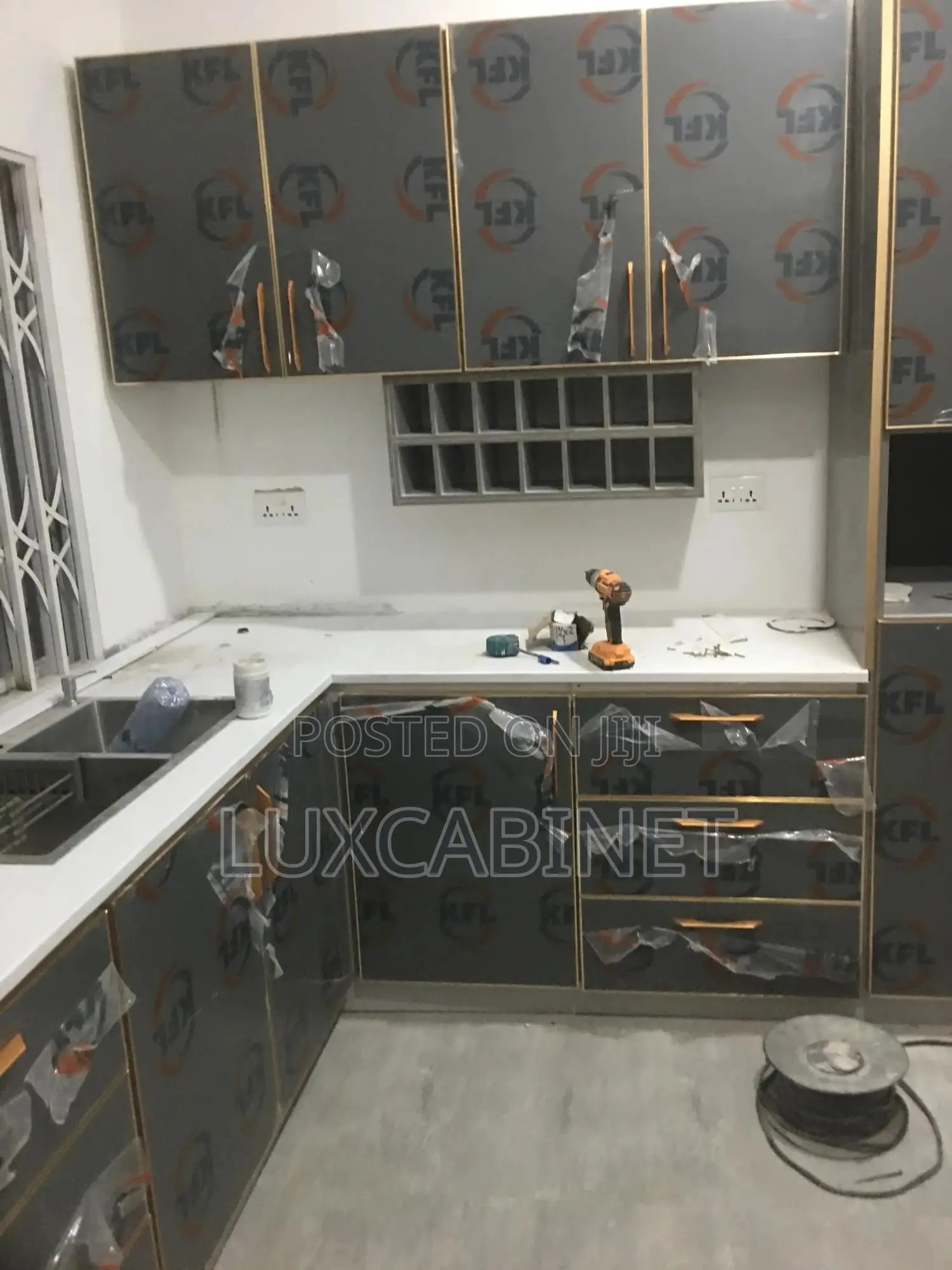 High Gloss Kitchen Cabinets With Quartz Countertops
