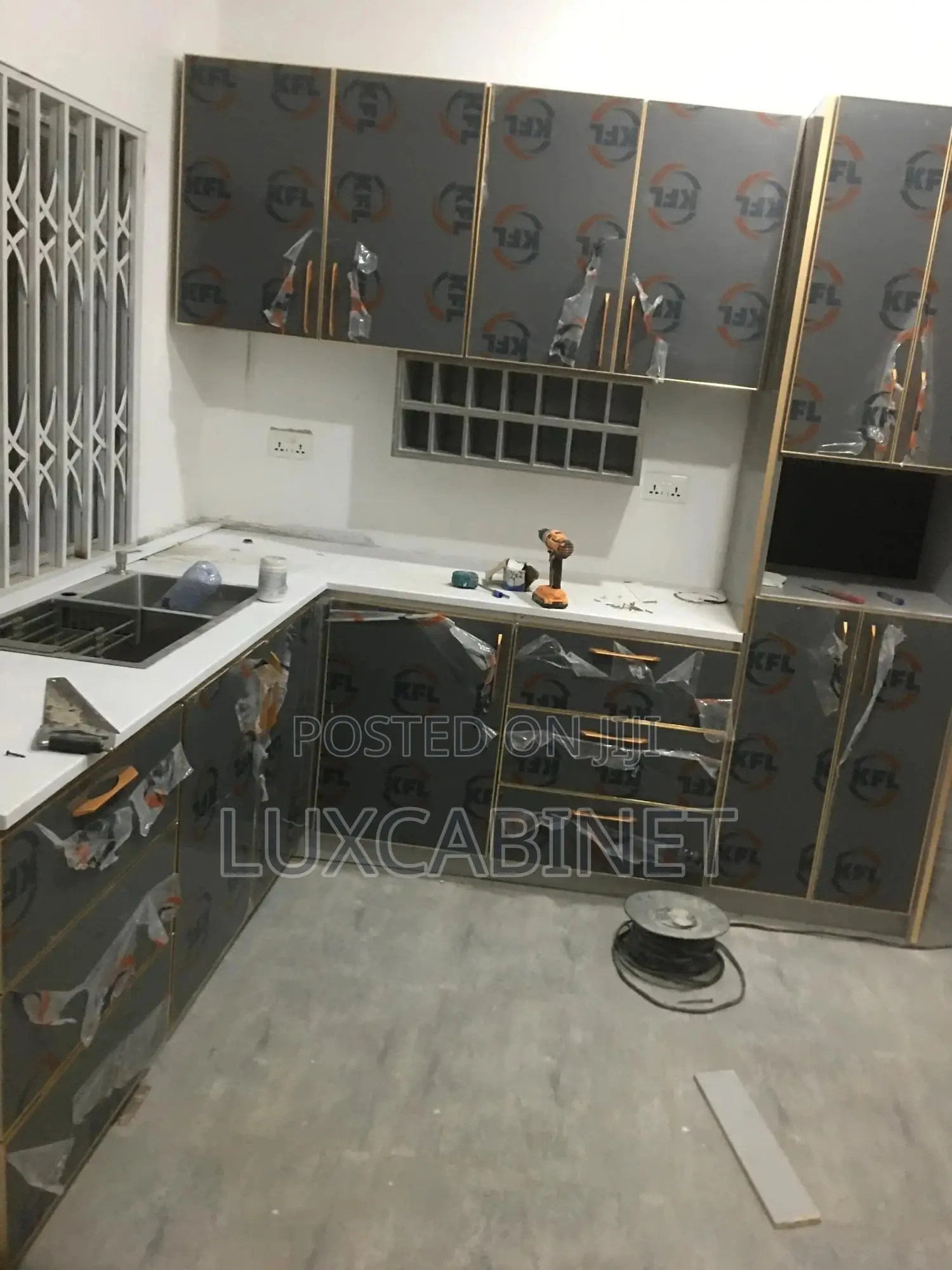 High Gloss Kitchen Cabinets With Quartz Countertops