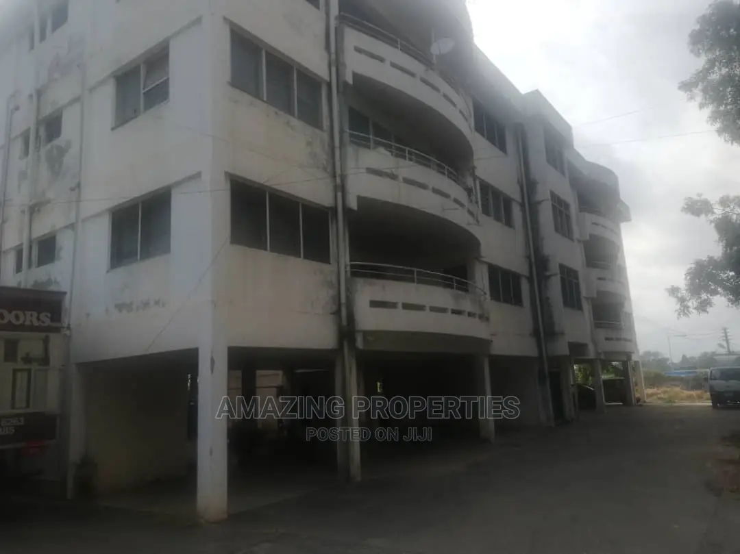For Sale 30 Offices With Apartments Has Road at North Ridge