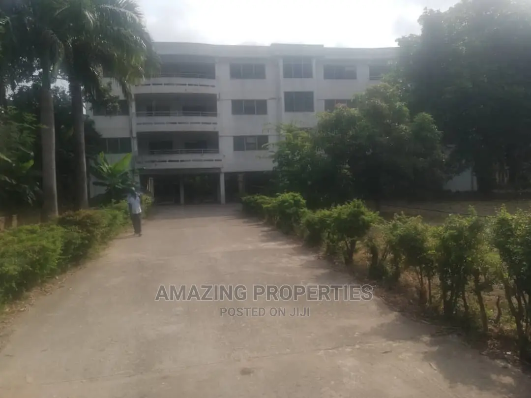 For Sale 30 Offices With Apartments Has Road at North Ridge