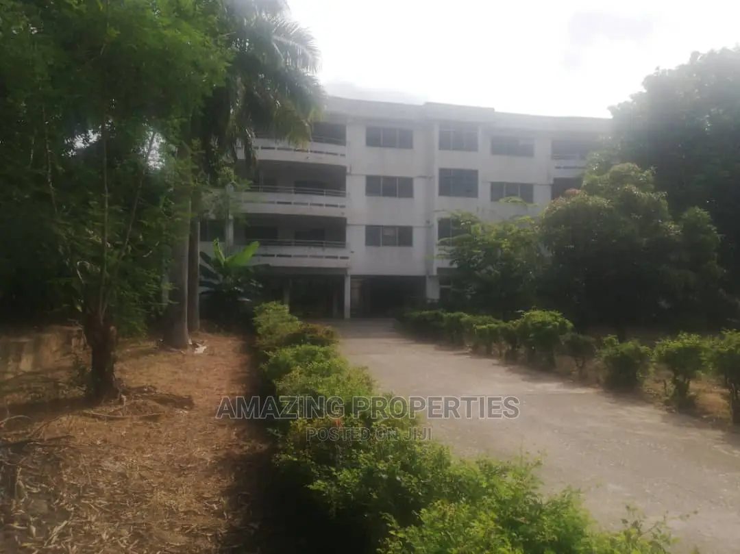 For Sale 30 Offices With Apartments Has Road at North Ridge