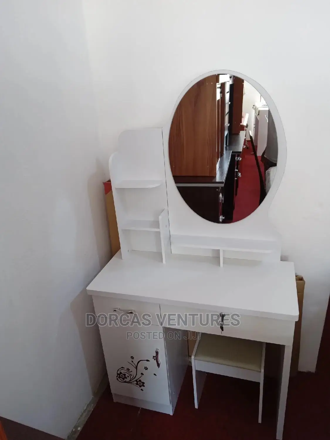 Make-Up Mirror and Table for Girl