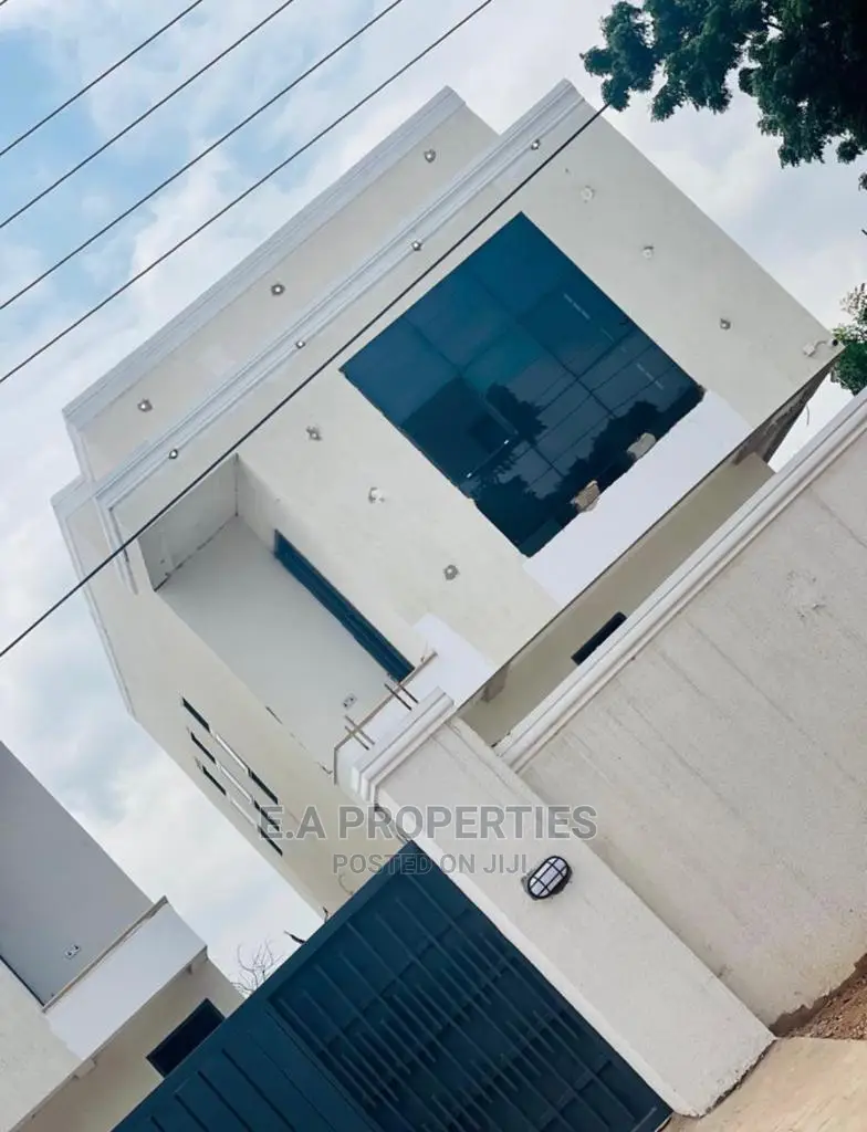 3bdrm House in E a Properties, Owusu Ansah for Sale