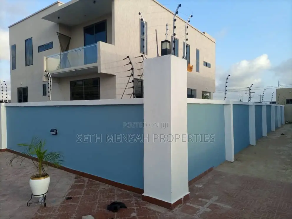 5bdrm House in 5 Bedroom House For, Adjiriganor for Sale