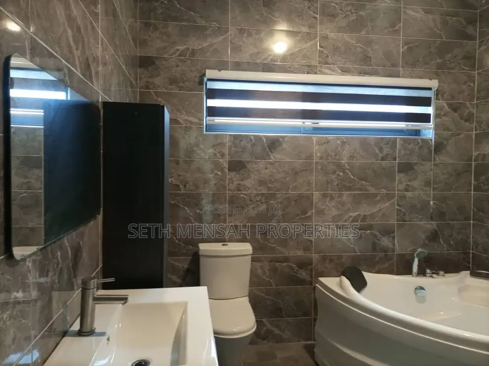 5bdrm House in 5 Bedroom House For, Adjiriganor for Sale