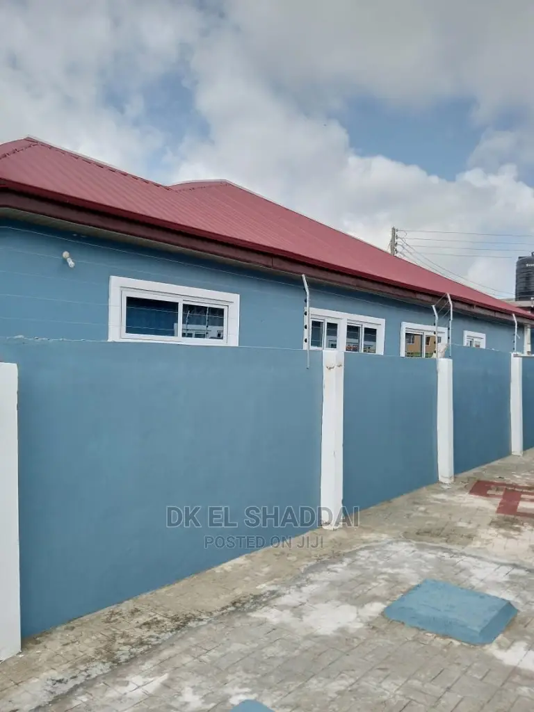 5bdrm House in Pokuase for Sale