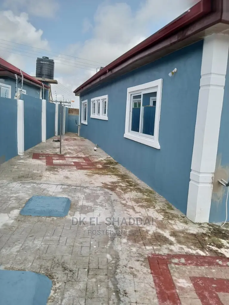 5bdrm House in Pokuase for Sale