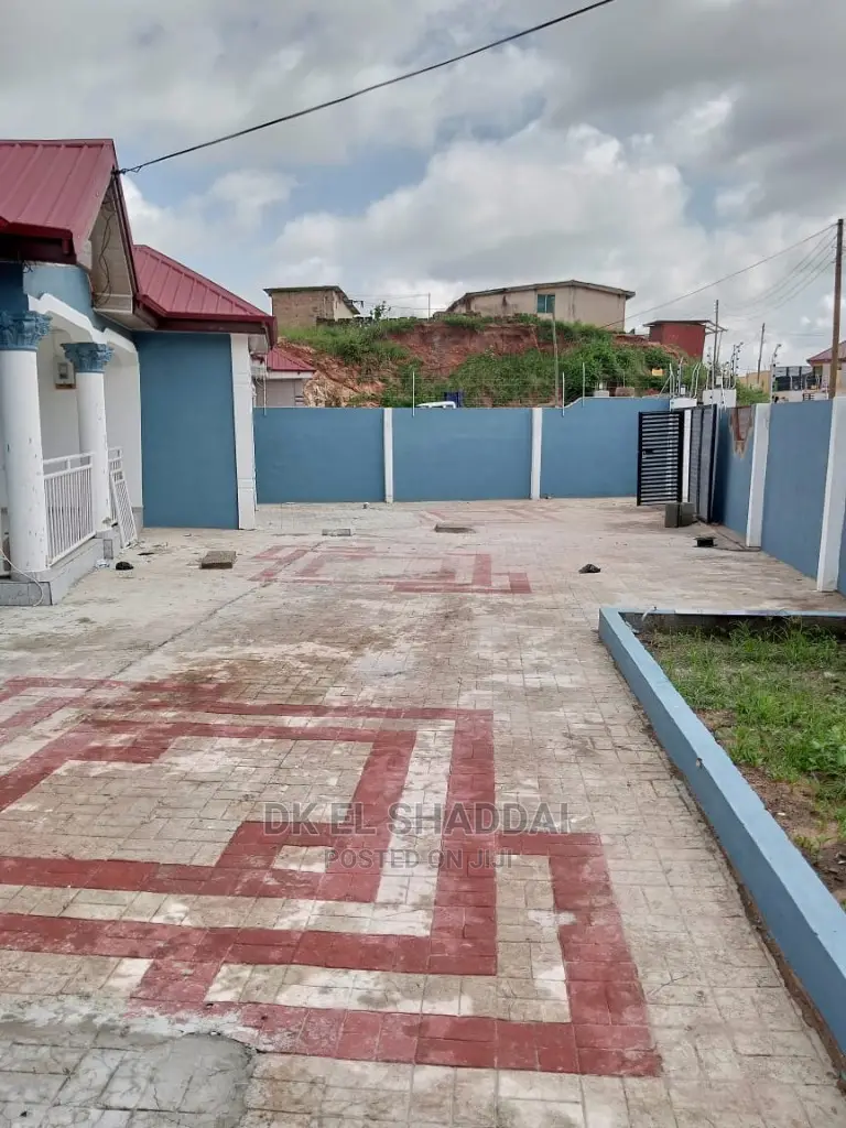 5bdrm House in Pokuase for Sale