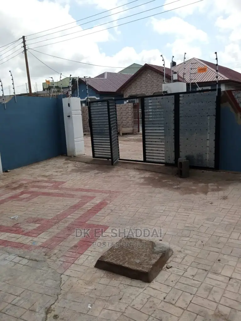 5bdrm House in Pokuase for Sale