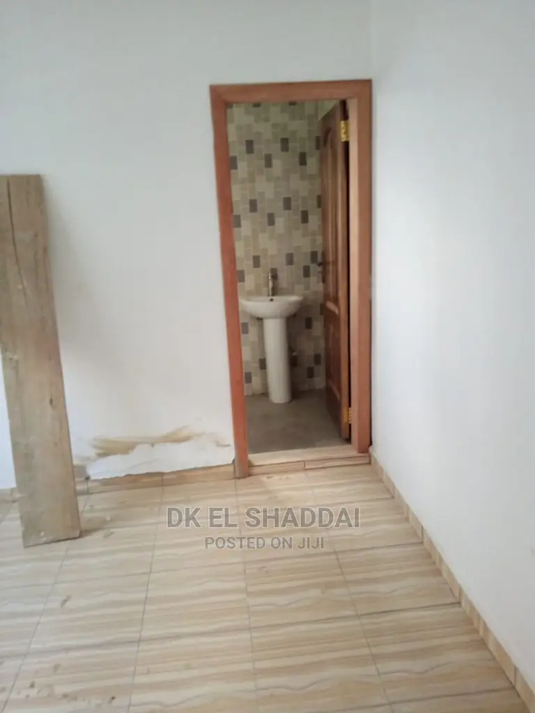 5bdrm House in Pokuase for Sale