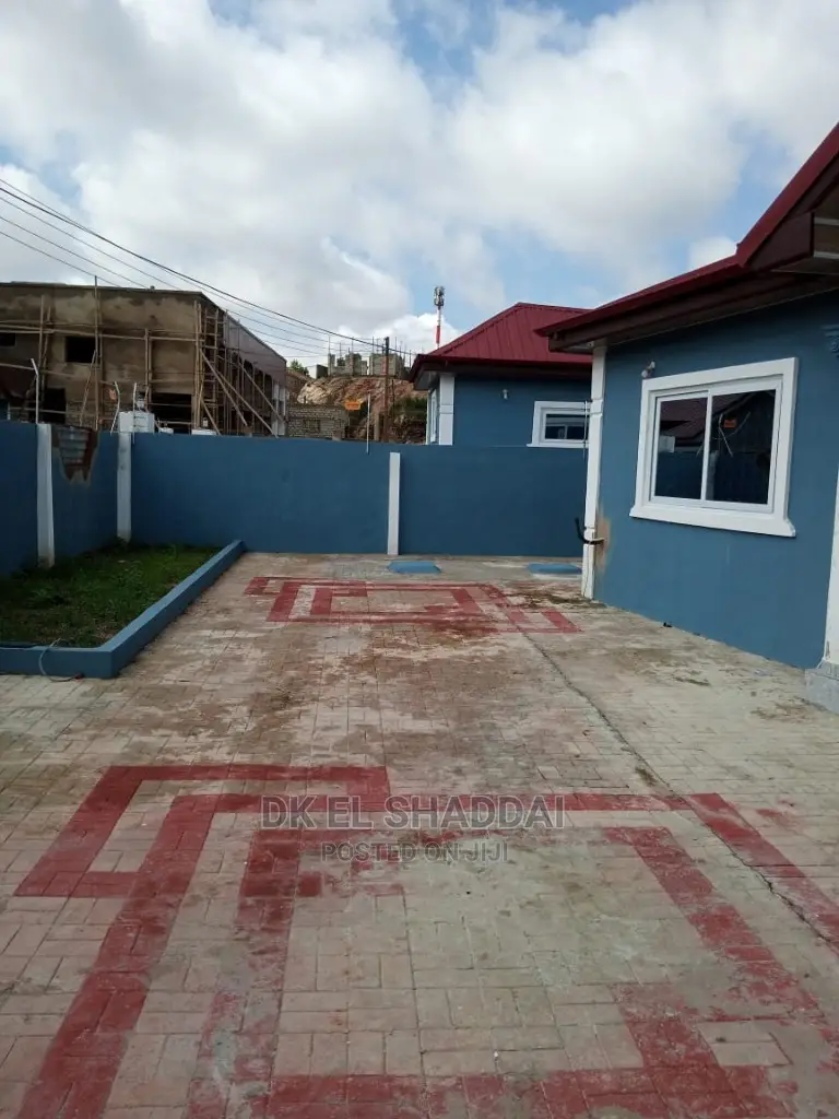 5bdrm House in Pokuase for Sale