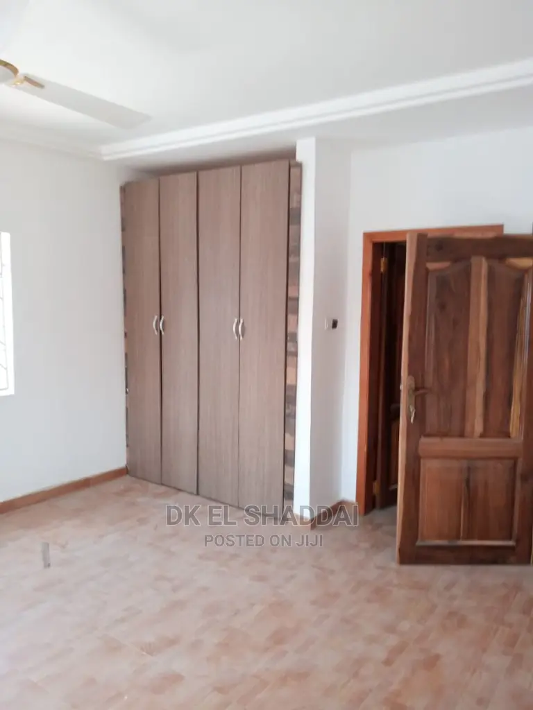 5bdrm House in Pokuase for Sale