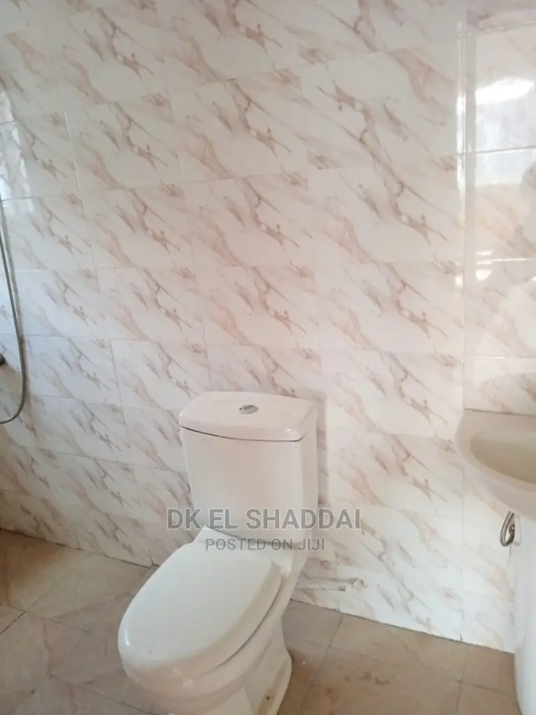 5bdrm House in Pokuase for Sale