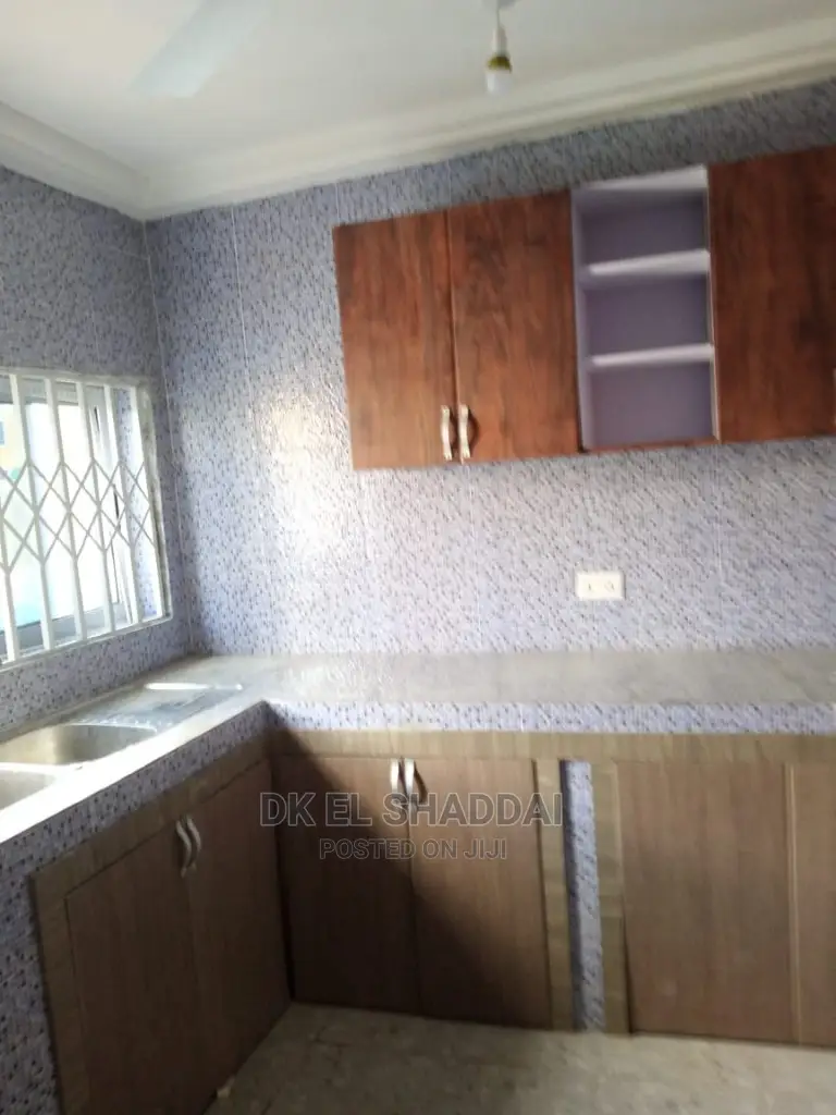 5bdrm House in Pokuase for Sale