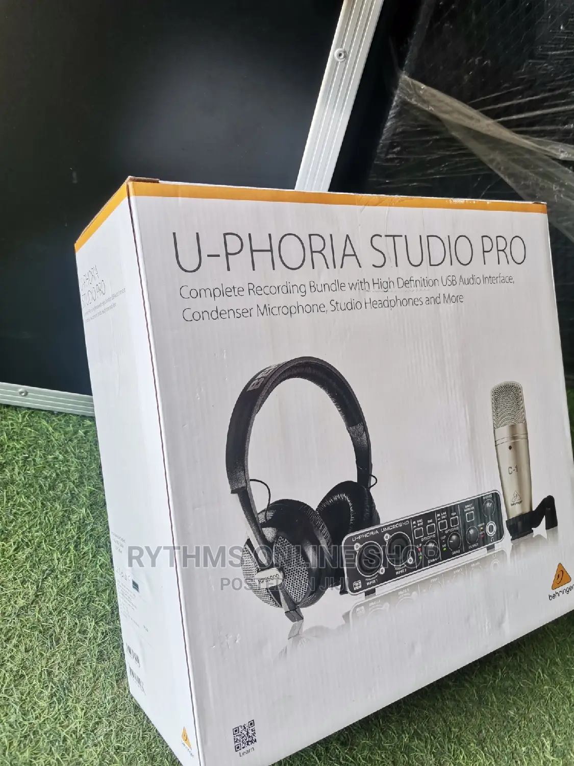 Behringer U-Phoria Studio Pro Bundle