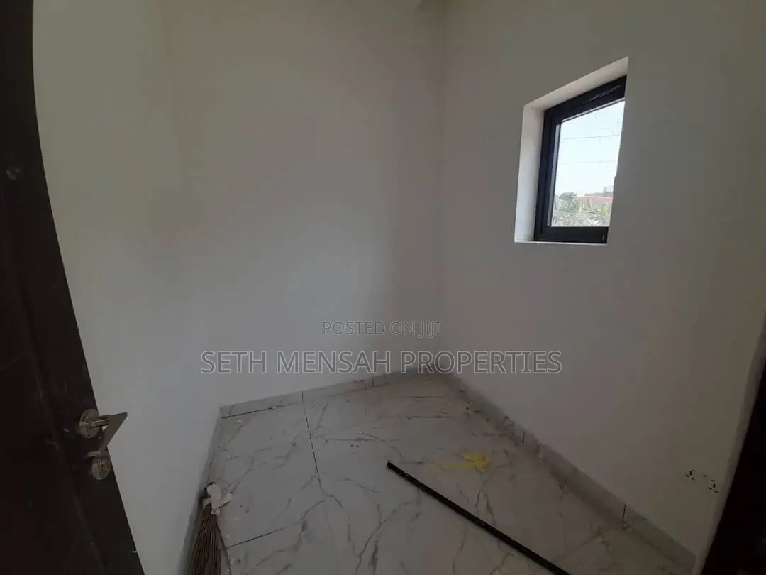 3bdrm House in Skm, Adenta for Sale