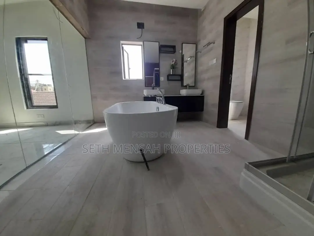 3bdrm House in Skm, Adenta for Sale