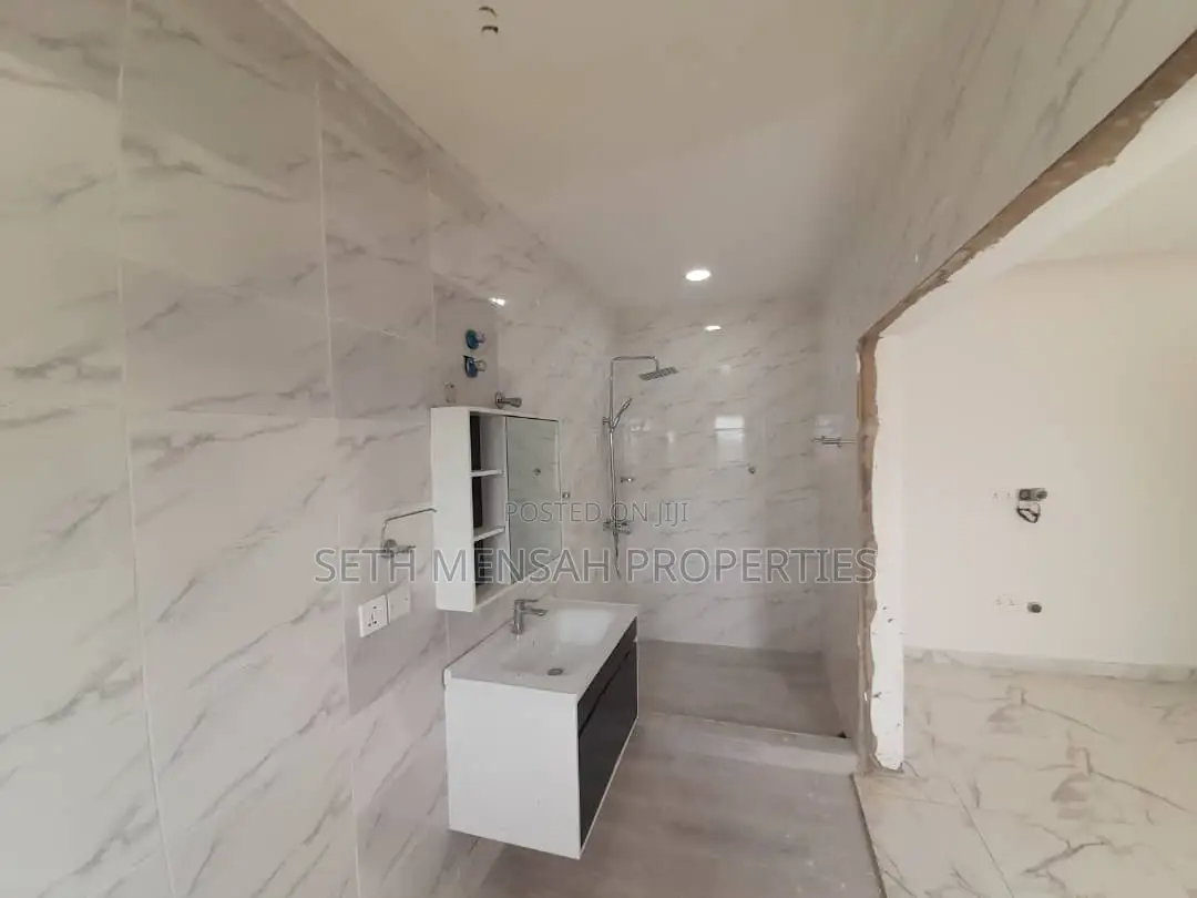 3bdrm House in Skm, Adenta for Sale